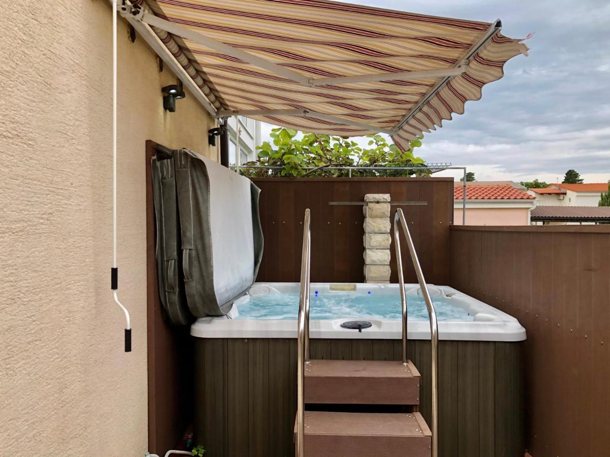 Apartments Pine & Oak With Shared Seasonal Hot Tub Privlaka  Luaran gambar